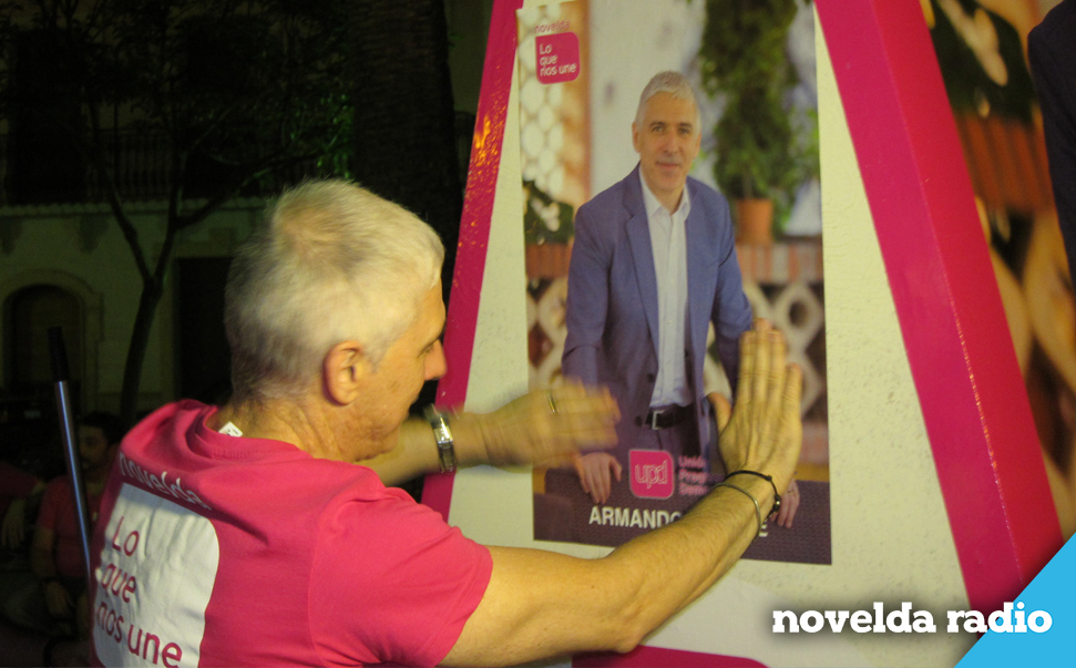 2015.05.08 - Pegada carteles UPYD